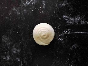 15、螺旋面朝上按扁。