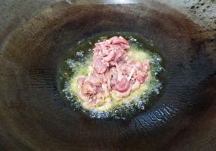 油熟放入肉丝