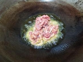 油熟放入肉丝