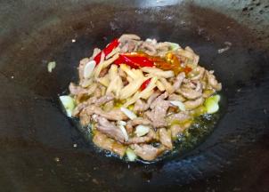 放入泡姜和泡姜