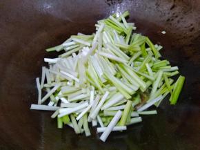 倒入韭黄翻炒30秒