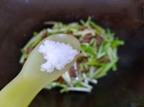 放入少许盐翻炒均匀