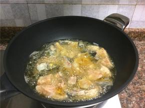 放入鱼块炸至表面微黄捞出。