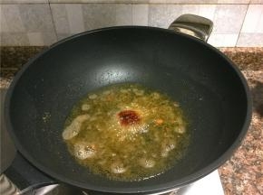 放入豆瓣酱翻炒5秒。