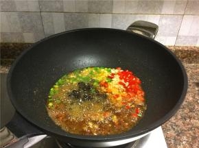 放入小葱、豆豉、泡椒、泡姜和大蒜颗粒翻炒10秒。