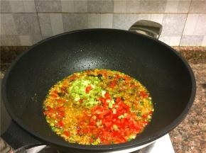 放入芹菜和红椒颗粒翻炒10秒。