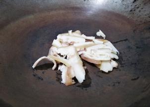 热锅放入肉片