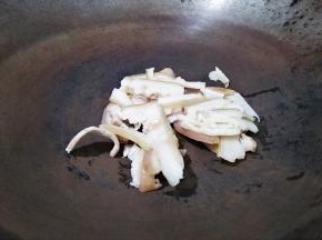 热锅放入肉片