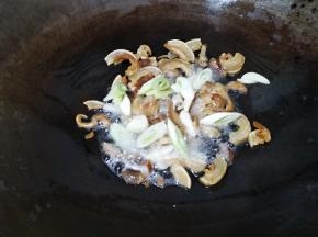 放入葱白和蒜片翻炒15秒