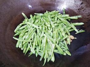 倒入四季豆