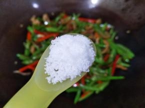 放入少许盐翻炒15秒