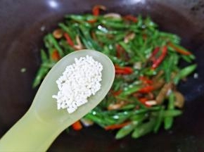 放入鸡精