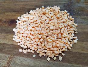 红薯去皮洗净切成小颗粒