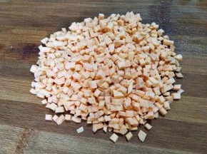 红薯去皮洗净切成小颗粒