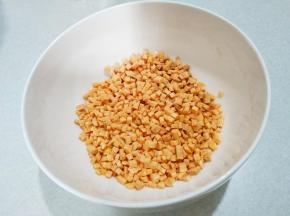 取一个大碗，红薯颗粒放入碗中。