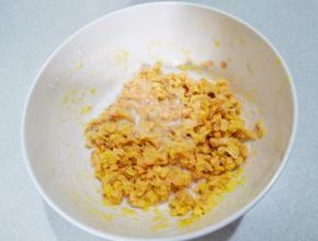 搅拌均匀后，放入白糖，倒入牛奶。