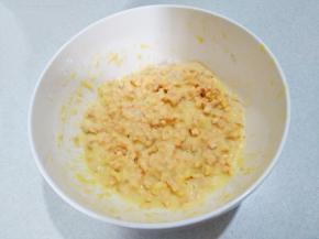 搅拌均匀，面糊调成上图状态，不干不稀。