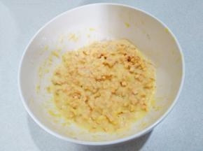 搅拌均匀，面糊调成上图状态，不干不稀。