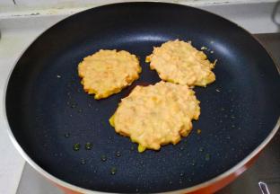 舀入调好的红薯面糊压平