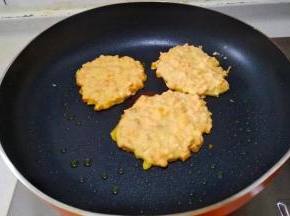 舀入调好的红薯面糊压平