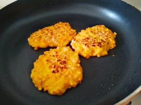 一面煎黄后，翻面煎另外一面，两面煎黄即可。