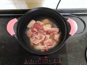 2、凉水入锅，倒入少许料酒。