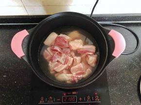 2、凉水入锅，倒入少许料酒。