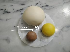 主材料揉均后，140克的白面团待用。
12克的面团揉入南瓜粉，剩下的面团揉入可可粉。