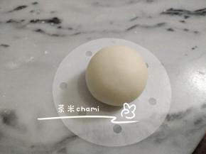 把140克的白面团，平均分成每个35克的剂子，一共4个，排气后收圆。