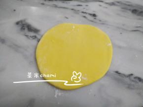 南瓜面团擀成面片。