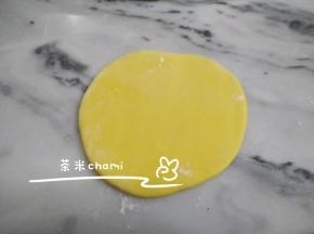南瓜面团擀成面片。