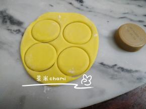 用饮料瓶盖压出小圆。这个瓶盖大小选择刚刚好能盖住白馒头就好了。