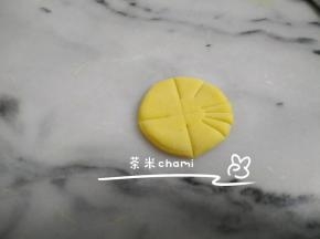 先分成四等份，每一份再平均分成两小份，两小份，再平均切两刀。整个圆就是24等份。 