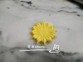 每两条捏在一起，形成花瓣。