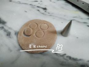 可可面团，擀薄。用裱花嘴压出圆形。