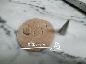 可可面团，擀薄。用裱花嘴压出圆形。