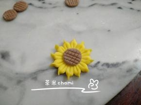 可可抹水沾到南瓜花上。