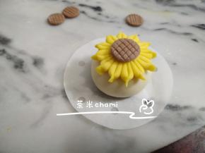 再馒头抹水，把花粘在中间。