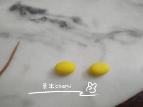 剩下的南瓜面团，不要浪费了，搓两个小小的椭圆形。