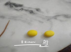剩下的南瓜面团，不要浪费了，搓两个小小的椭圆形。