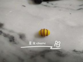 可可面团，搓成细条，把椭圆形绕三圈。