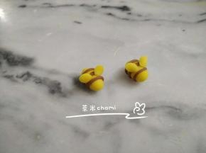 南瓜面团，捏两个小小的翅膀，抹水粘到蜜蜂身上。