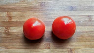 准备新鲜番茄两个洗净待用