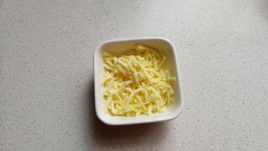 准备适量芝士碎待用