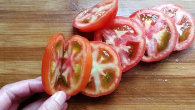 接下来我们把番茄像这样切成连刀块