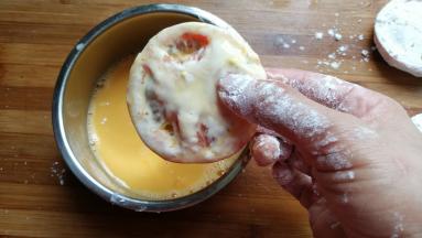 然后在取出来放入蛋液中滚一圈，沾满蛋液