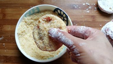 再把沾满蛋液的番茄块放入面包糠中沾满面包糠，然后依次做完剩下的番茄块