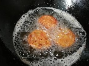 锅中倒入适量油，烧至五成热，然后下入番茄块开小火炸制