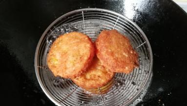 把番茄块两面都炸至金黄色后捞起控油待用