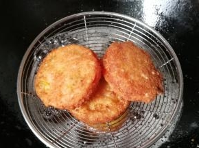 把番茄块两面都炸至金黄色后捞起控油待用